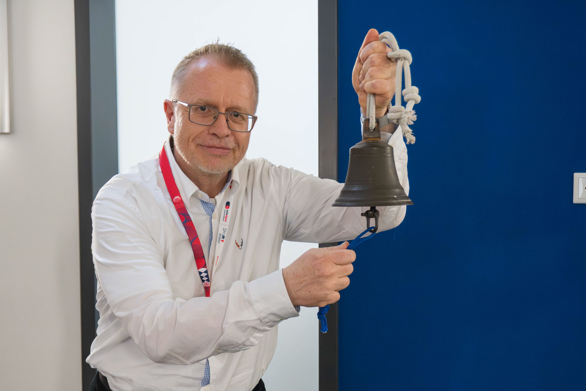 Jörg Nickel hält eine große Glocke in die Kamera